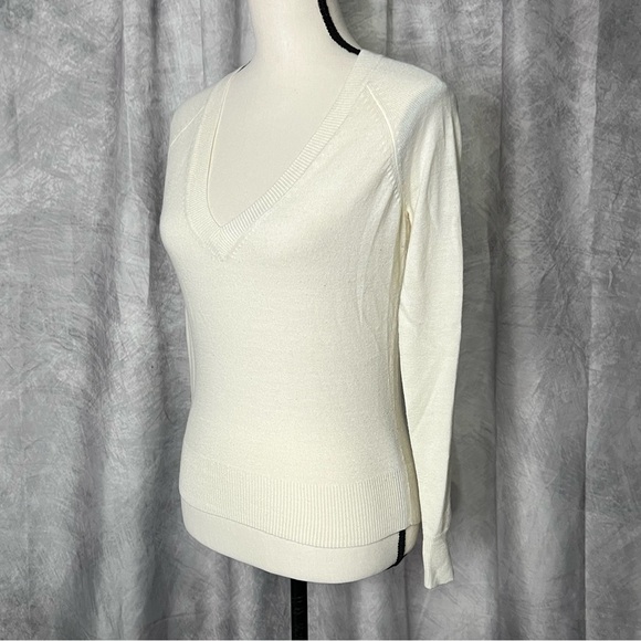Wet Seal Lightweight Cream V-Neck Women's Sweater - size Medium - Picture 3 of 9